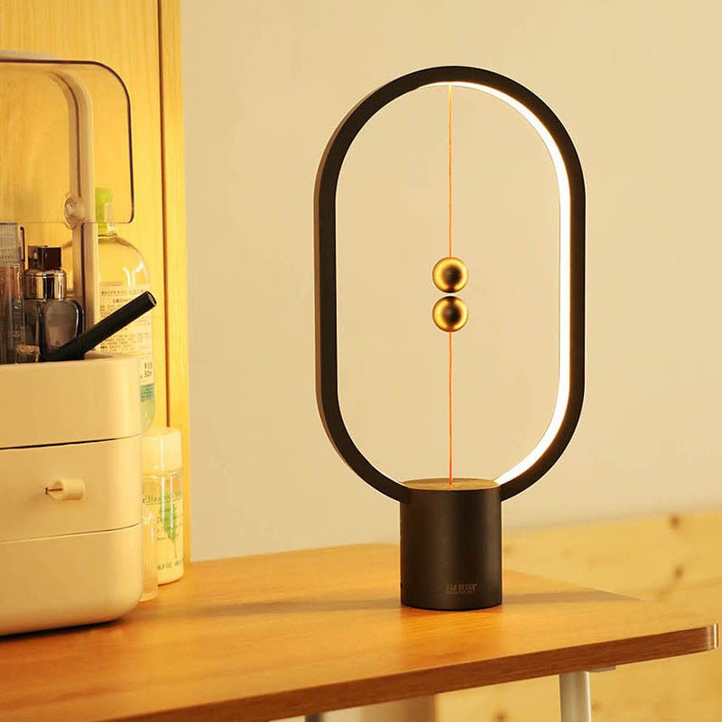 Lampada magnetica intelligente accesa su scrivania - vista laterale