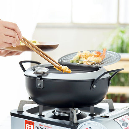 Pentola da cucina in uso - preparazione cibi perfetta