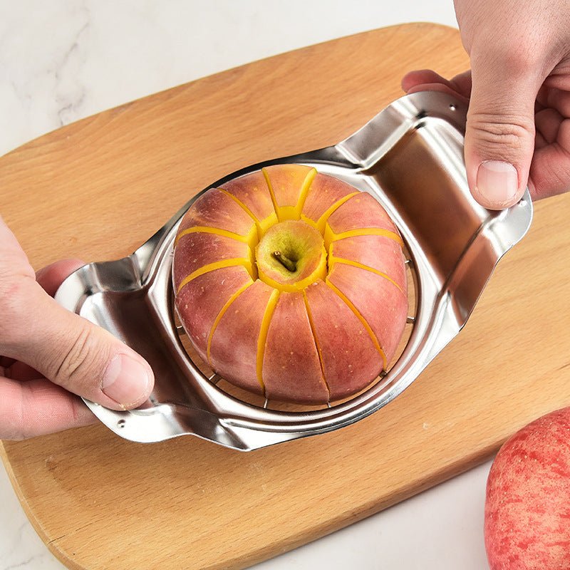 Utensile da cucina per tagliare le fette di mela e toglierne il torsolo
